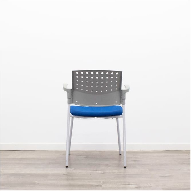 Silla confidente azul y gris con 4 patas y brazos