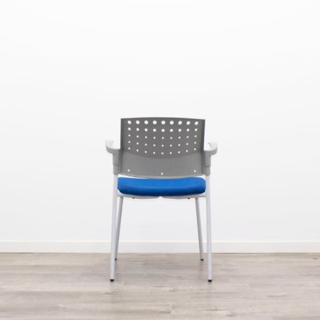 Silla confidente azul y gris con 4 patas y brazos