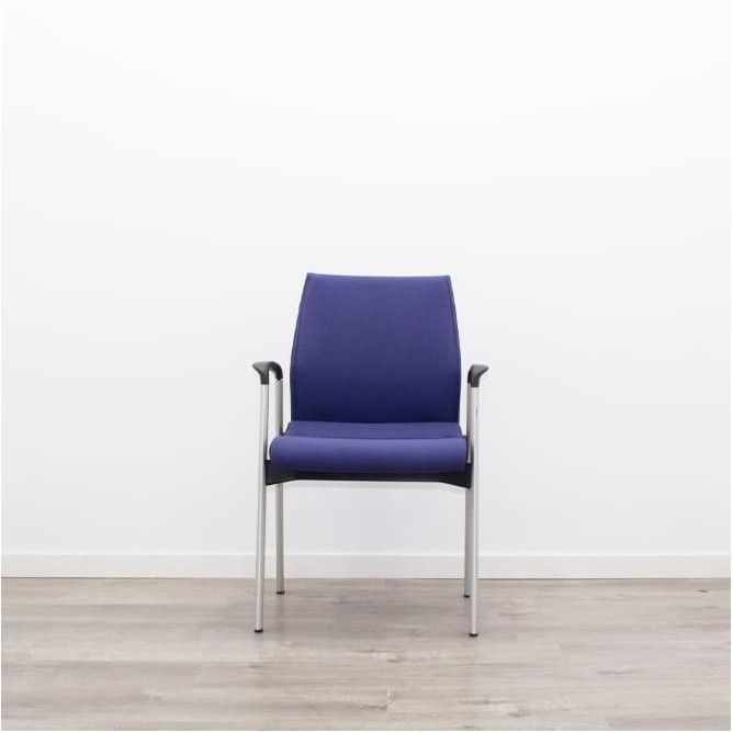 Silla confidente morada de 4 patas grises