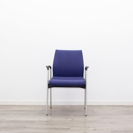 Silla confidente morada de 4 patas grises