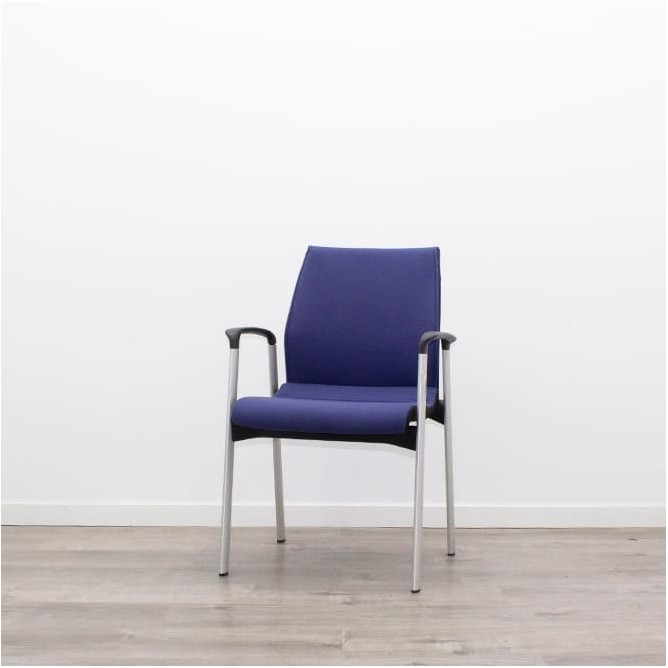 Silla confidente morada de 4 patas grises