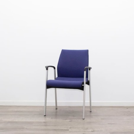 Silla confidente morada de 4 patas grises