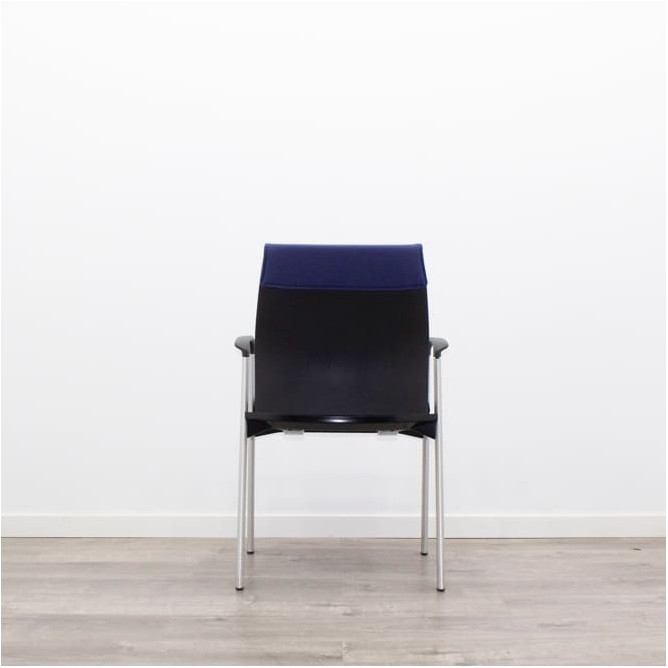 Silla confidente morada de 4 patas grises