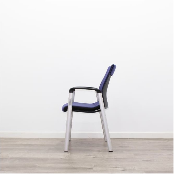 Silla confidente morada de 4 patas grises