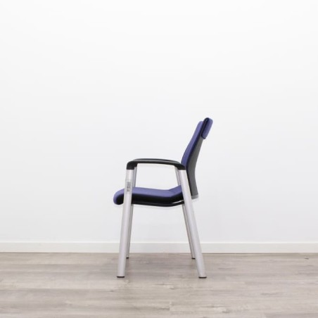 Silla confidente morada de 4 patas grises
