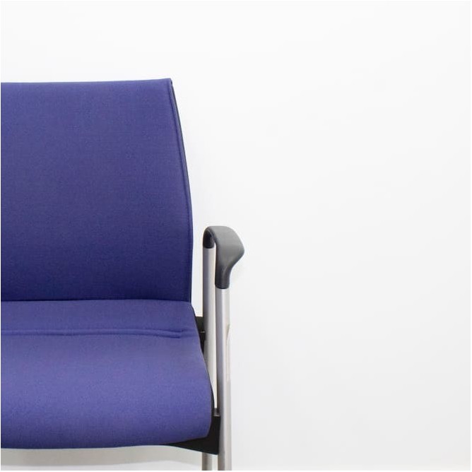 Silla confidente morada de 4 patas grises