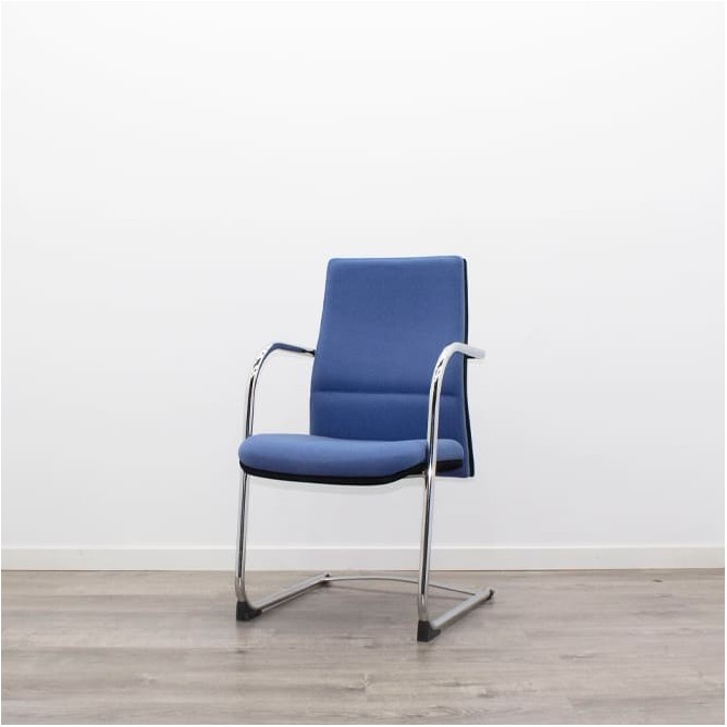 Silla confidente tapizada azul y base patín cromada