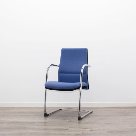 Silla confidente tapizada azul y base patín cromada