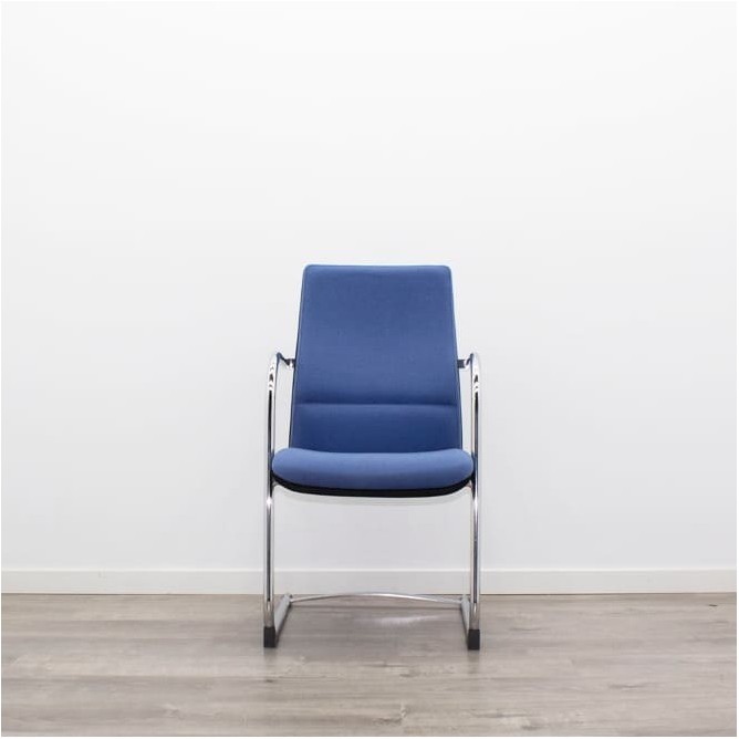 Silla confidente tapizada azul y base patín cromada