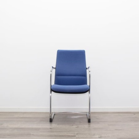 Silla confidente tapizada azul y base patín cromada