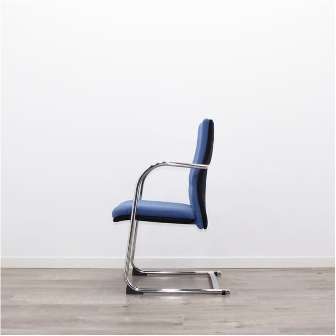 Silla confidente tapizada azul y base patín cromada