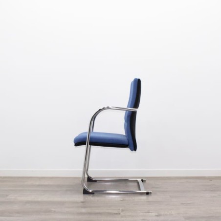 Silla confidente tapizada azul y base patín cromada