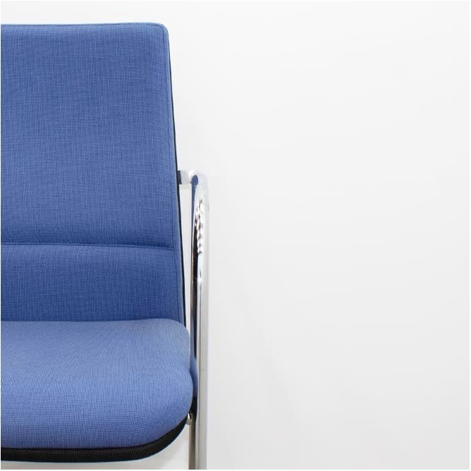 Silla confidente tapizada azul y base patín cromada
