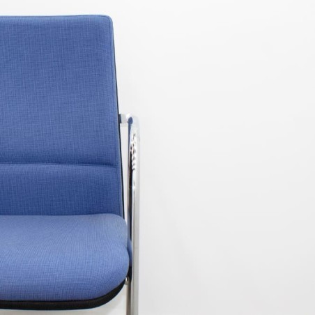 Silla confidente tapizada azul y base patín cromada