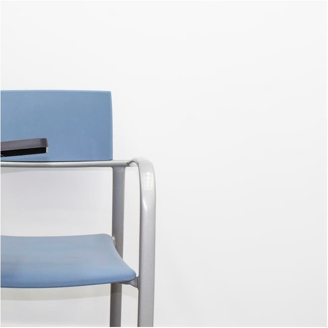 Silla confidente con pala de PVC azul