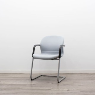 Silla confidente gris con brazos tapizados piel negra 2