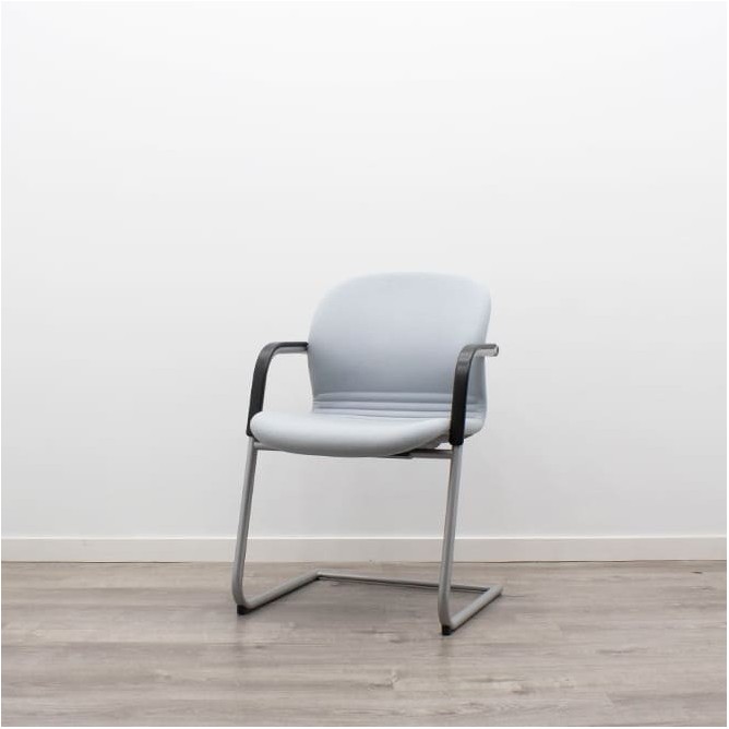 Silla confidente gris con brazos tapizados piel negra