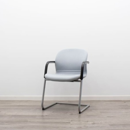 Silla confidente gris con brazos tapizados piel negra