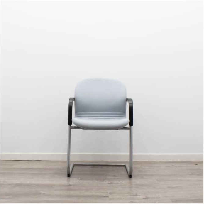 Silla confidente gris con brazos tapizados piel negra