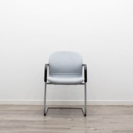 Silla confidente gris con brazos tapizados piel negra