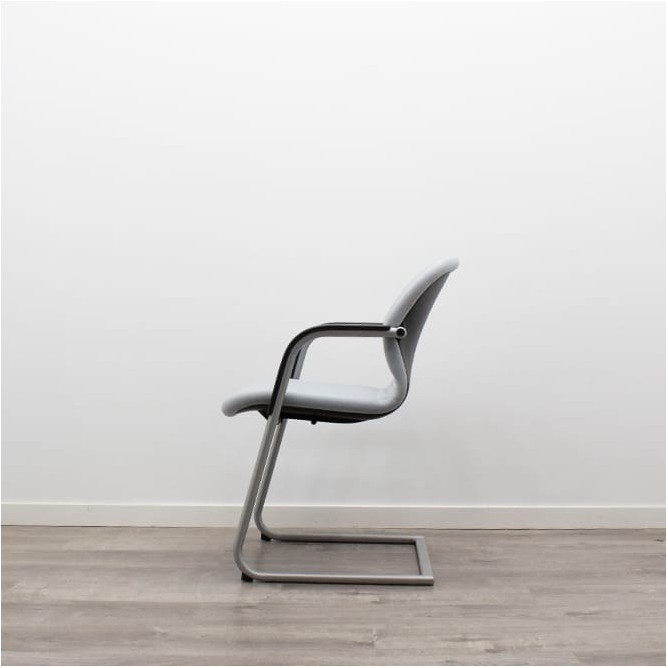 Silla confidente gris con brazos tapizados piel negra