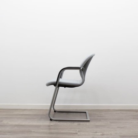 Silla confidente gris con brazos tapizados piel negra