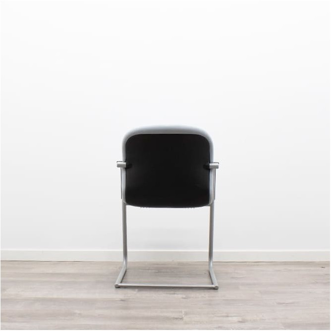 Silla confidente gris con brazos tapizados piel negra
