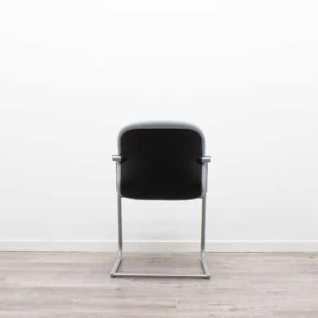 Silla confidente gris con brazos tapizados piel negra