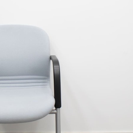 Silla confidente gris con brazos tapizados piel negra