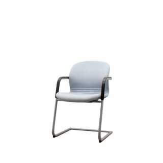 Silla confidente gris con brazos tapizados piel negra
