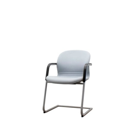 Silla confidente gris con brazos tapizados piel negra