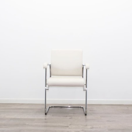 Silla confidente piel blanca y estructura cromada