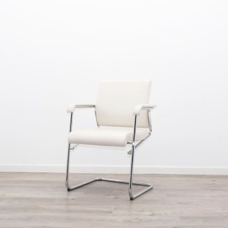 Silla confidente piel blanca y estructura cromada 2