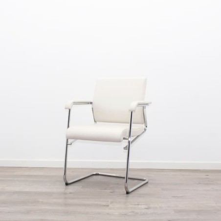 Silla confidente piel blanca y estructura cromada