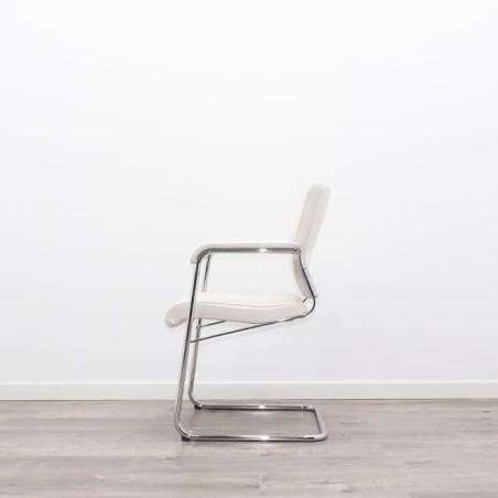 Silla confidente piel blanca y estructura cromada