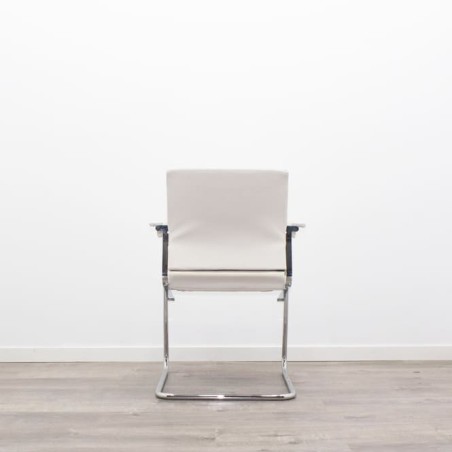 Silla confidente piel blanca y estructura cromada