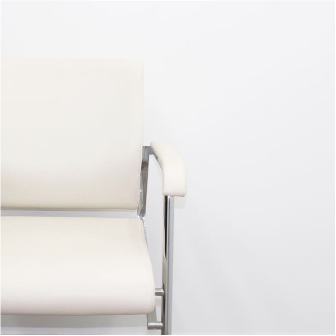 Silla confidente piel blanca y estructura cromada
