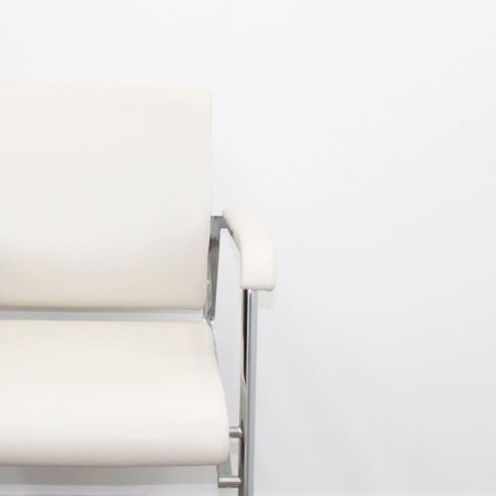 Silla confidente piel blanca y estructura cromada