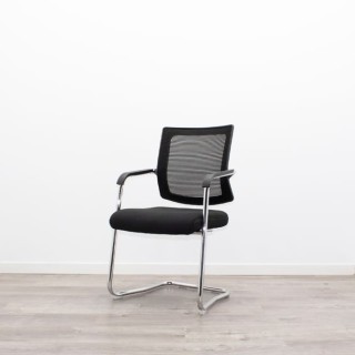 Silla confidente tapizada negra con respaldo rejilla 2