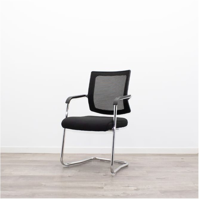 Silla confidente tapizada negra con respaldo rejilla