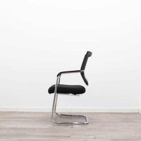 Silla confidente tapizada negra con respaldo rejilla