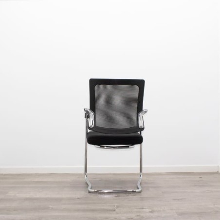 Silla confidente tapizada negra con respaldo rejilla
