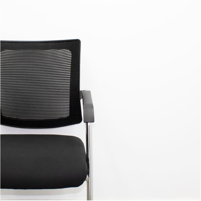Silla confidente tapizada negra con respaldo rejilla