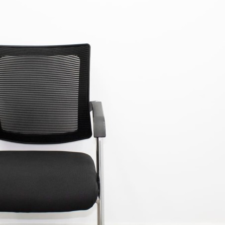Silla confidente tapizada negra con respaldo rejilla