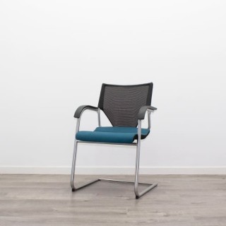 Silla confidente tapizada azul petróleo y respaldo rejilla negra 2