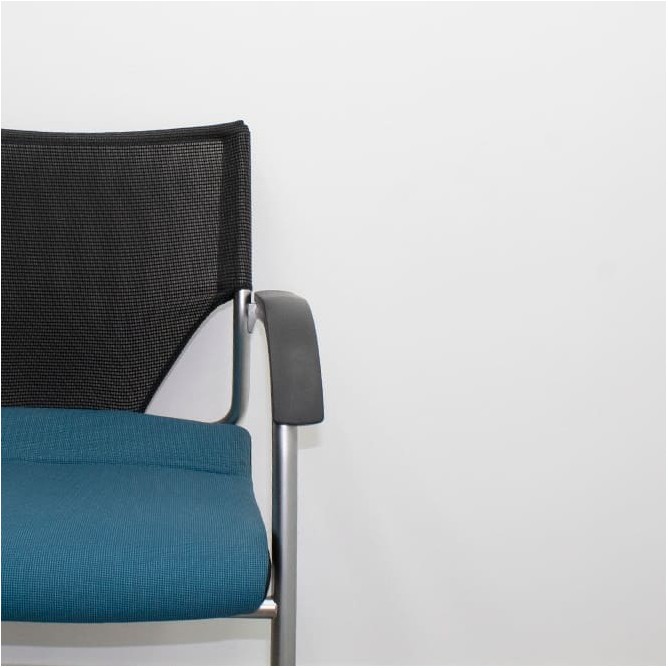 Silla confidente tapizada azul petróleo respaldo rejilla -Mercaoficina