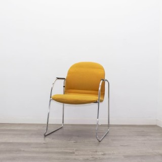 Silla confidente en mostaza y pata trineo 2