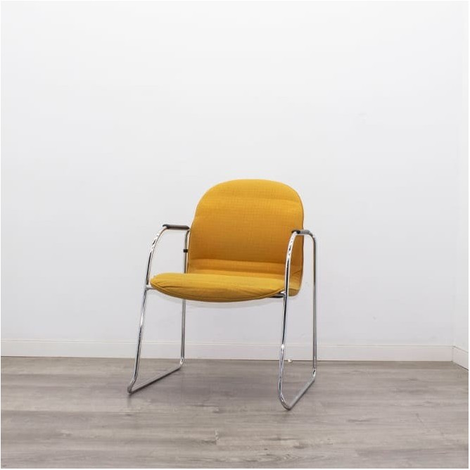 Silla confidente en mostaza y pata trineo