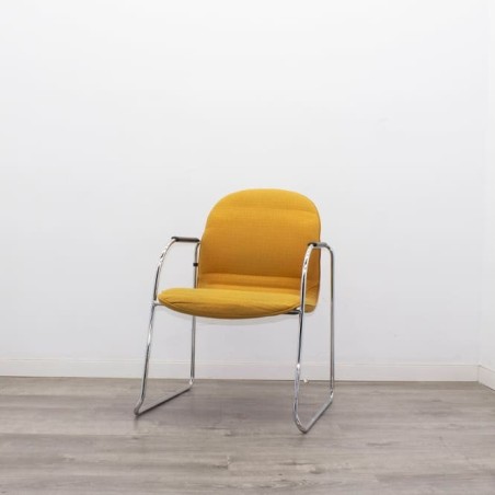 Silla confidente en mostaza y pata trineo
