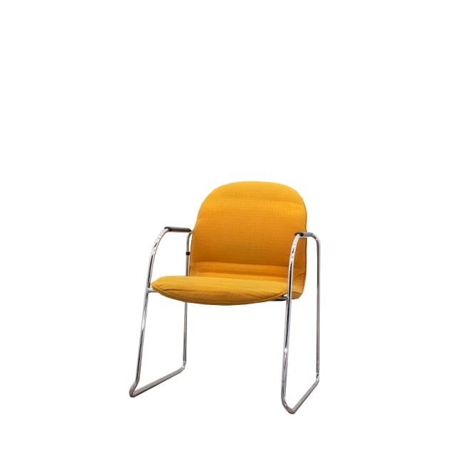 Silla confidente en mostaza y pata trineo